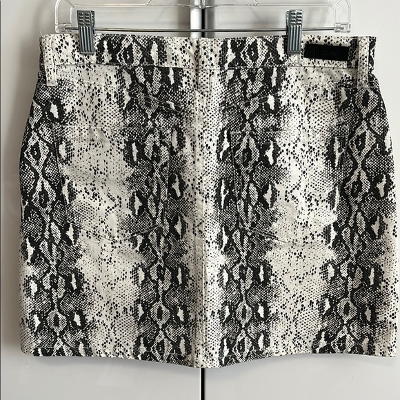 BLANK NYC NWOT Snake Print Mini Denim Jean Skirt, Size 29 - Picture 6 of 7